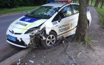 У центрі Києва поранили поліцейського та викрали патрульне авто: перші фото і подробиці