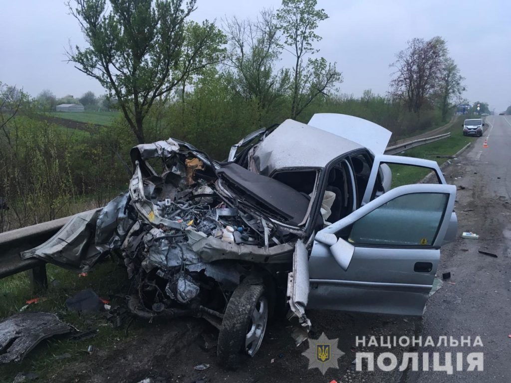 Перевернута вантажівка та Opel навиворіт: на Рівненщині сталася страшна ДТП