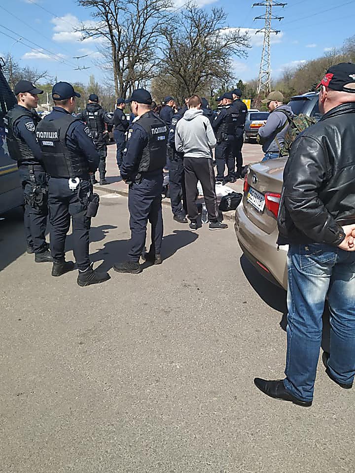 В Николаеве возле УИК в зоопарке задержали вооруженных «спортсменов» из Днепра: первые подробности и фото