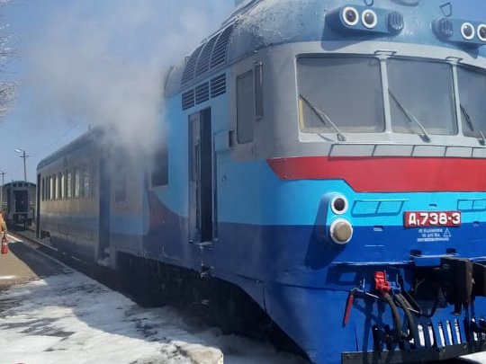 На Миколаївщині загорівся пасажирський поїзд: фото