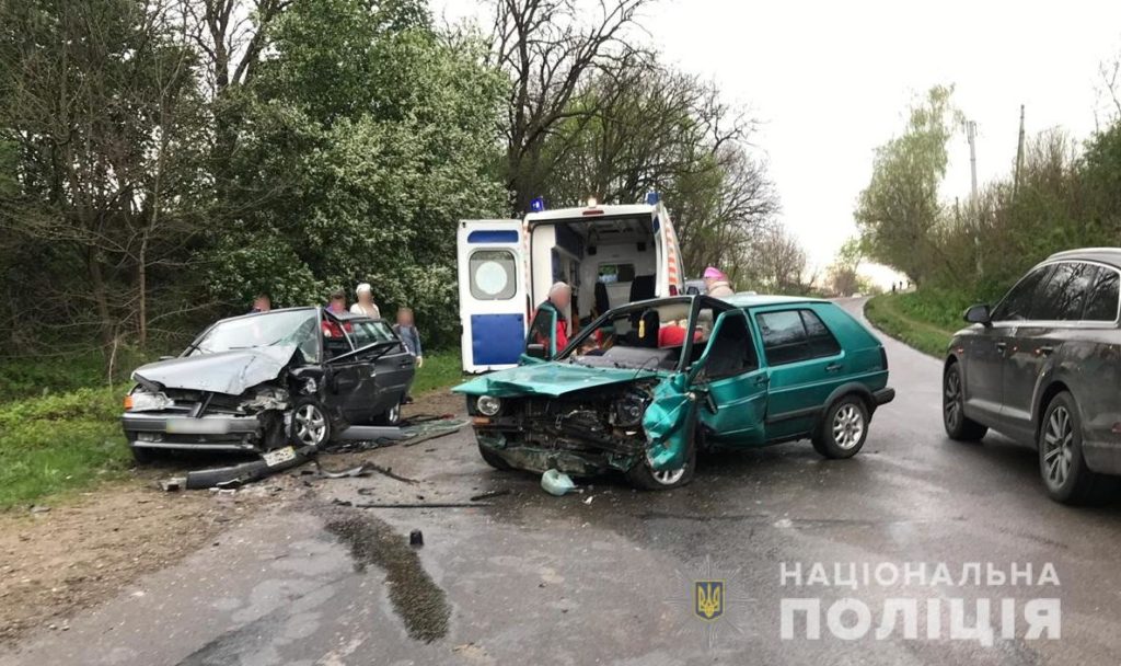На Буковине столкнулись сразу три автомобиля: много пострадавших