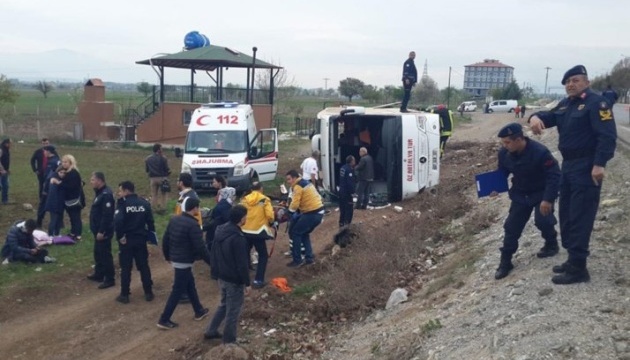 У Туреччині шкільний автобус потрапив в ДТП: 34 людини постраждали
