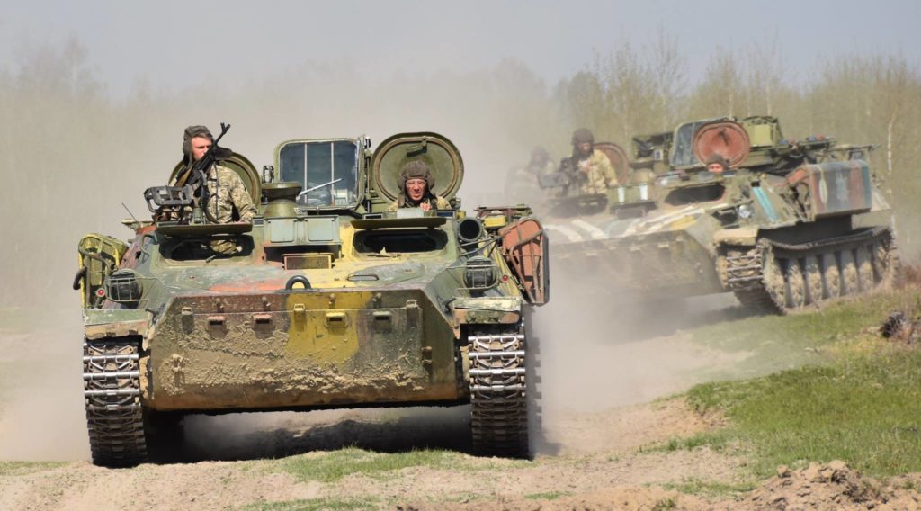 Бронетехніка та українські захисники: Міноборони опублікувало яскраві фото з Рівненського полігону