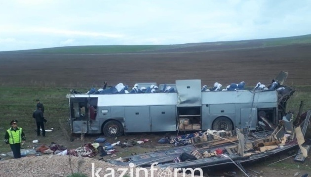 В ДТП в Казахстане перевернулся автобус погибли 11 человек