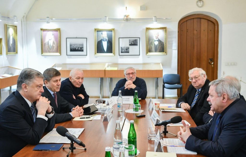 Сьогодні ми маємо захистити українську державу – Порошенко подякував Ініціативній групі “Перше грудня” за підтримку