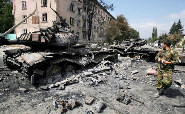 Великоднє перемир’я на Донбасі: окупанти застосували танки