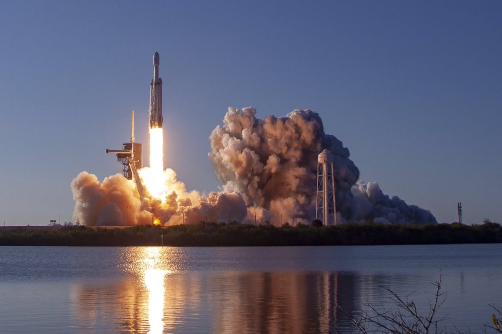 SpaceX потеряла в океане первую ступень ракеты Falcon Heavy: видео