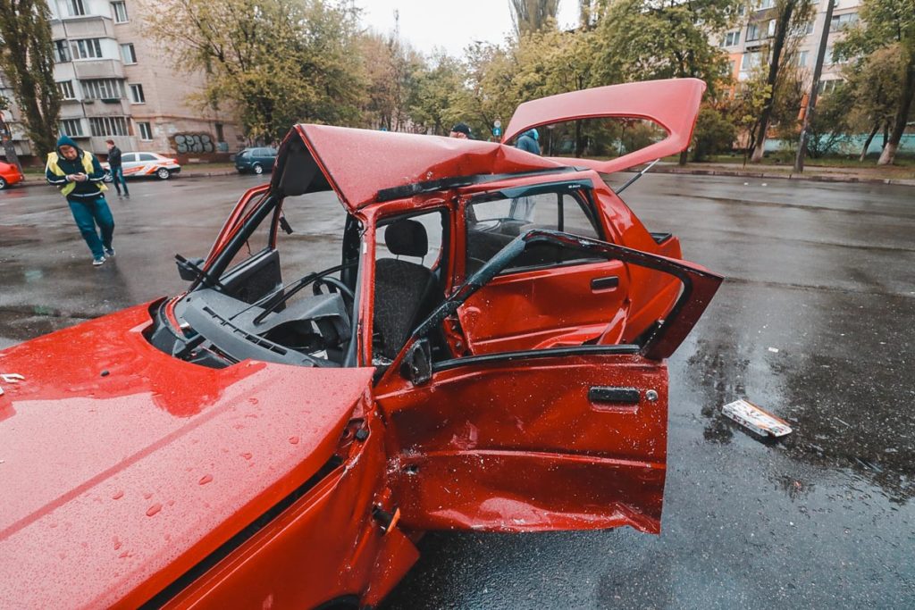 У Києві маршрутка протаранила легковий автомобіль: перші подробиці і фото