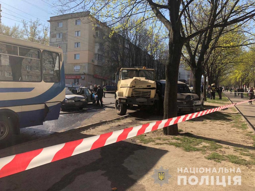 Масштабна ДТП у Дніпрі: вантажівка протаранила 12 автомобілів