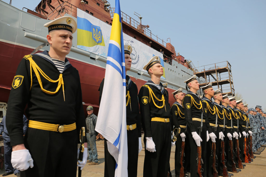У Києві спустили на воду середній розвідувальний корабль ВМС ЗСУ: яскраві фото
