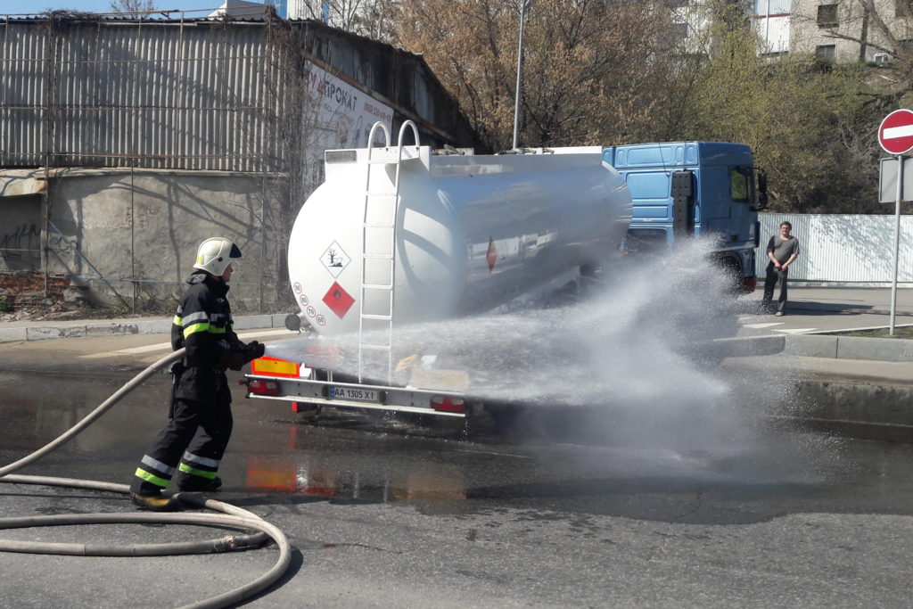 В Харькове на дорогу вылилось семь тонн топлива:  фото