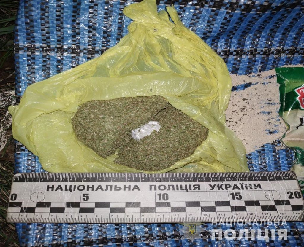 Перекинути через огорожу: на Дніпропетровщині зупинили “доставку” марихуани в СІЗО
