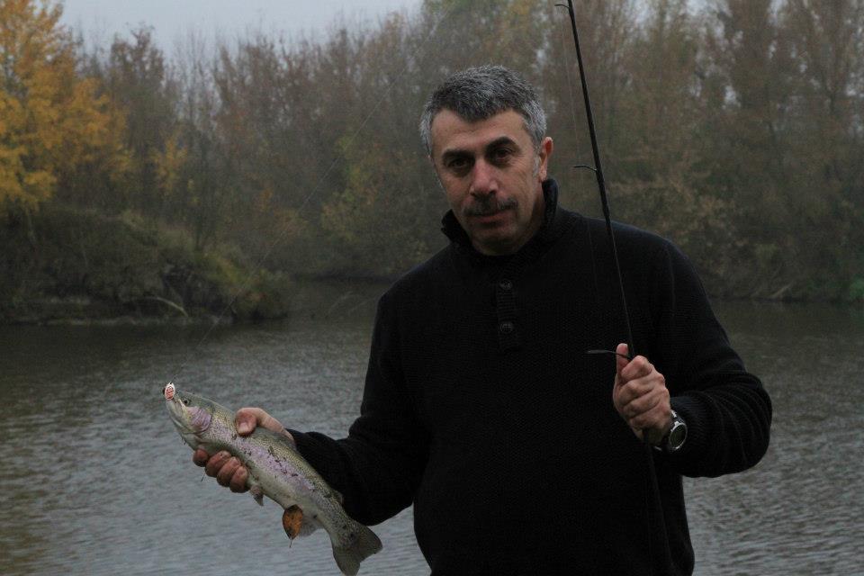 Хай команда Зеленського відправляє доктора Комаровського на рибалку з Путіним домовлятися про не видачу паспортів на Донбасі – Медведєв