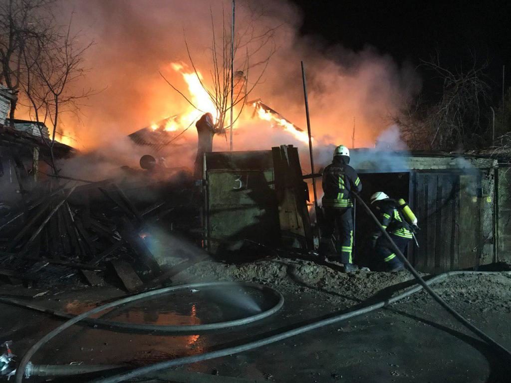 Пожежу у приватному секторі Києва ліквідували: відео, фото