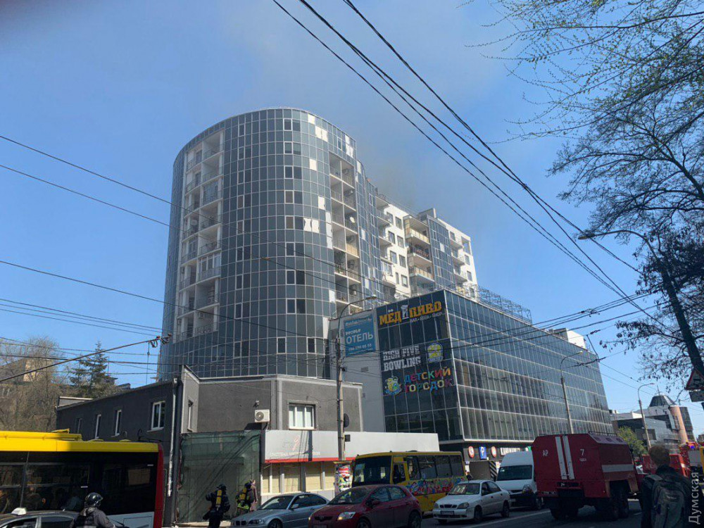 В Одесі загорілась 12-поверхівка, людей евакуйовано