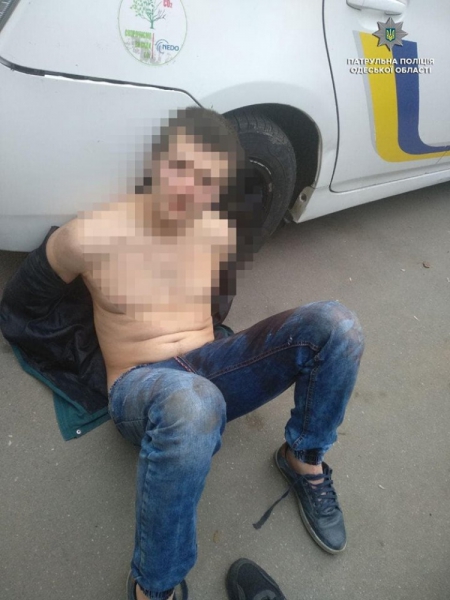 В Одесі грабіжник до напівсмерті побив жінку, а при затриманні намагався з’їсти гроші