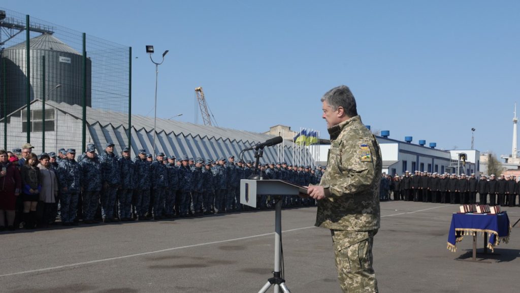 Начиная с апреля украинские защитники на передовой получают не менее 22 тыс- Порошенко