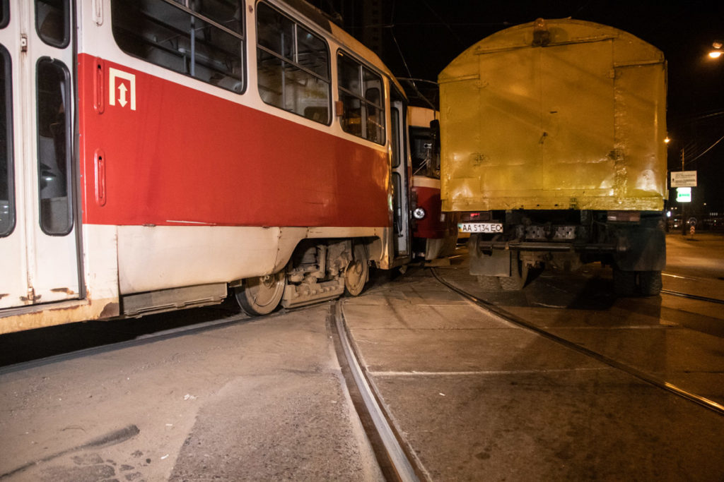 Два трамваї зіткнулись у Києві: є постраждалі