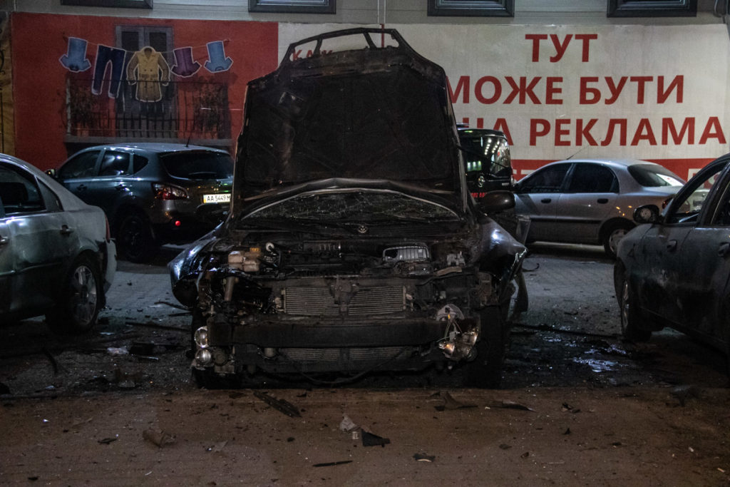 У Києві на парковці гіпермаркету вибухом чоловіку відірвало частину руки: моторошні фото та відео