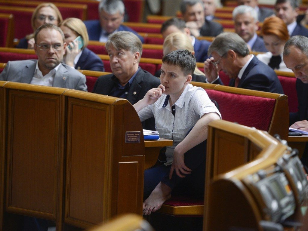 Дивно, що без міномету: у мережі жорстко відреагували на поверення Надії Савченко у Раду