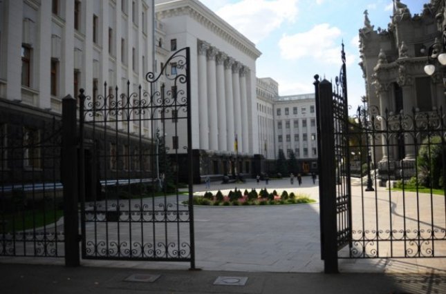 То знімуть, то поставлять: історія життя паркану на Банковій