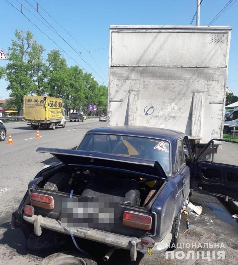 У Києві легковик з військовими влетів у припарковану вантажівку: є загиблі