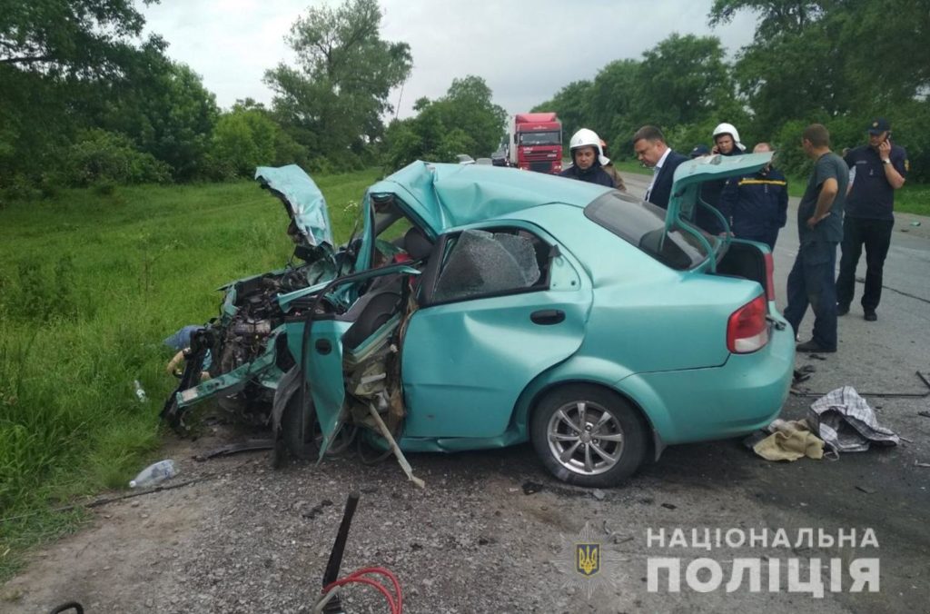 На Хмельниччині легковик влетів у вантажівку: загинуло двоє дорослих та трирічна дитина