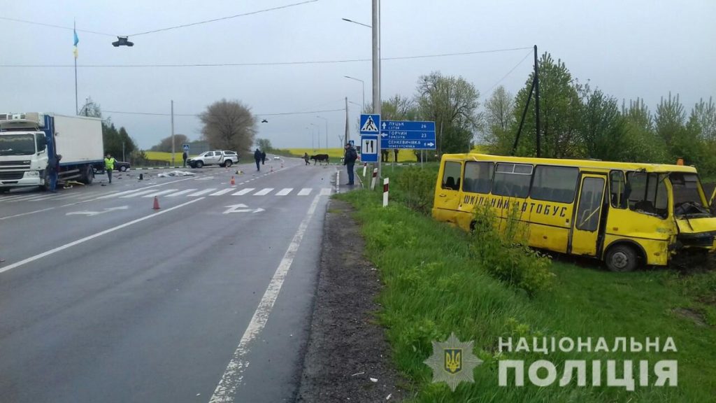 На Волыни грузовик протаранил школьный автобус: есть погибший