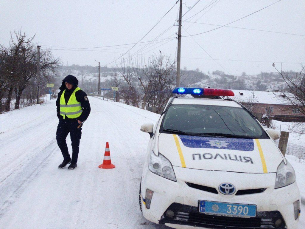 На Прикарпатті снігопади паралізували рух транспорту: фото негоди