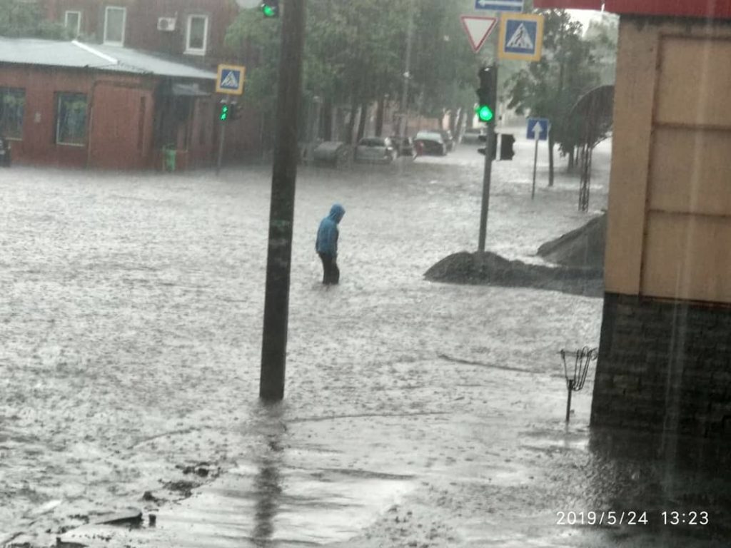 Харьков затопило и засыпало градом: впечатляющие видео непогоды