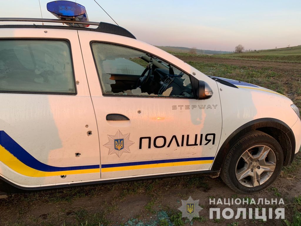 В Одесской области из ружья расстреляли автомобиль полиции