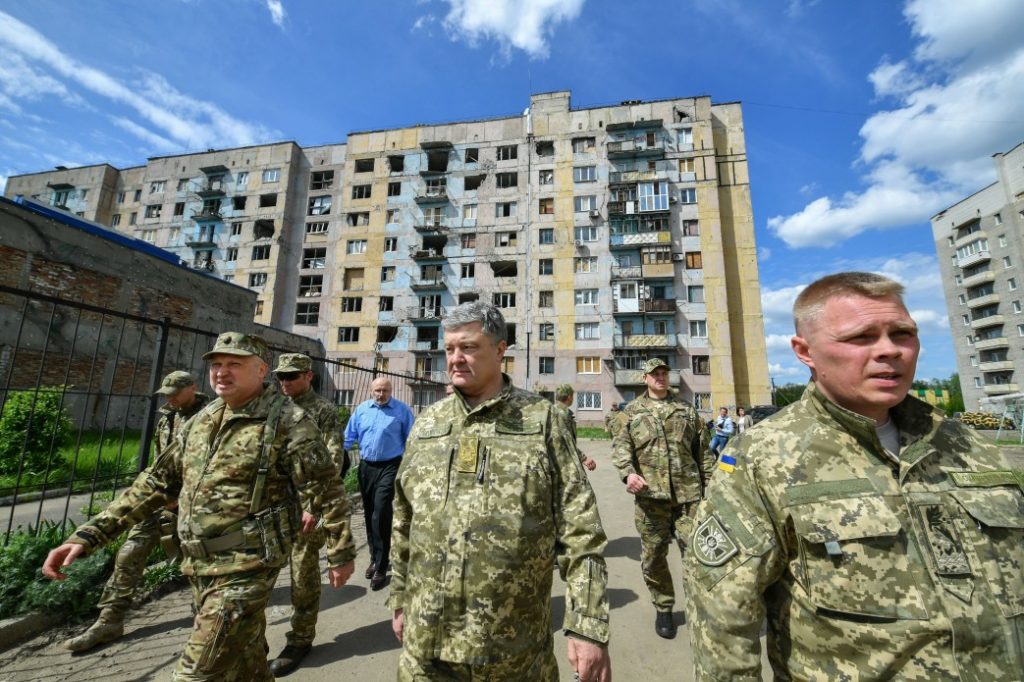 Український воїн на першій лінії отримуватиме в день майже тисячу гривень – Порошенко дав доручення підняти доплати військовослужбовцям