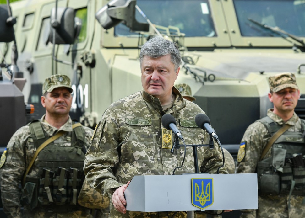 Відчуваю справжню гордість за захисників України: Порошенко востаннє у статусі президента подякував бійцям ЗСУ