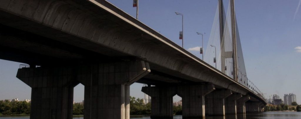 У Києві на кілька днів частково обмежать рух на двох мостах