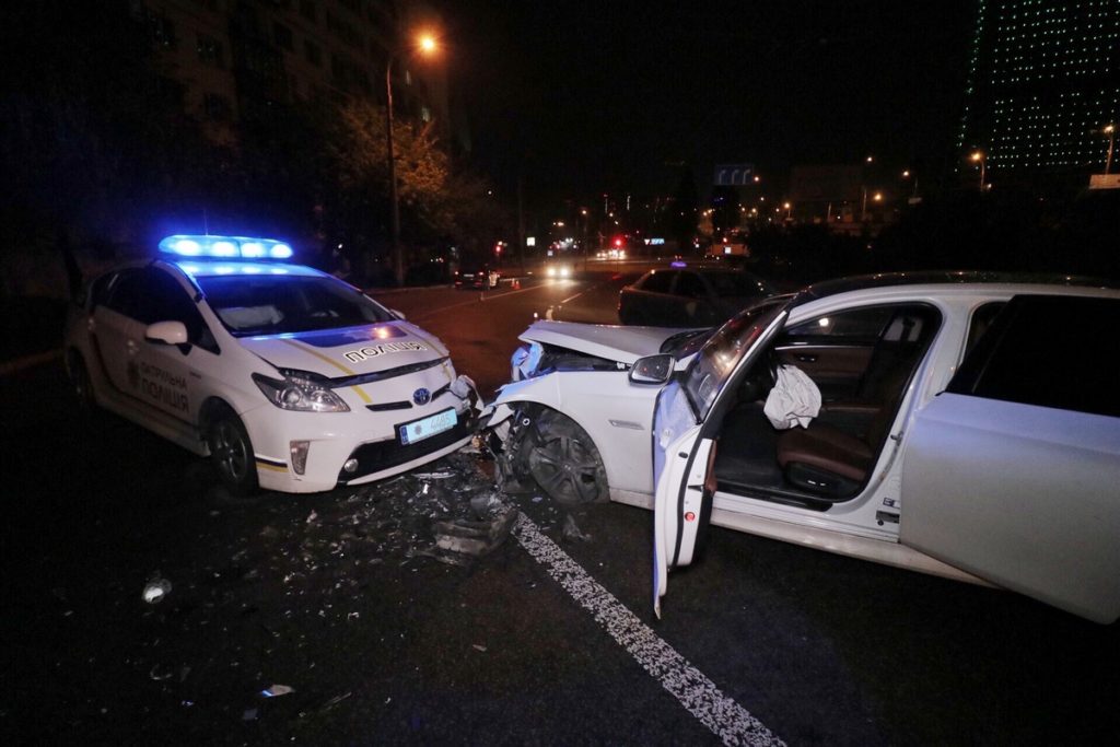 У центрі Києва поліцейський Prius протаранив BMW: відео моменту аварії