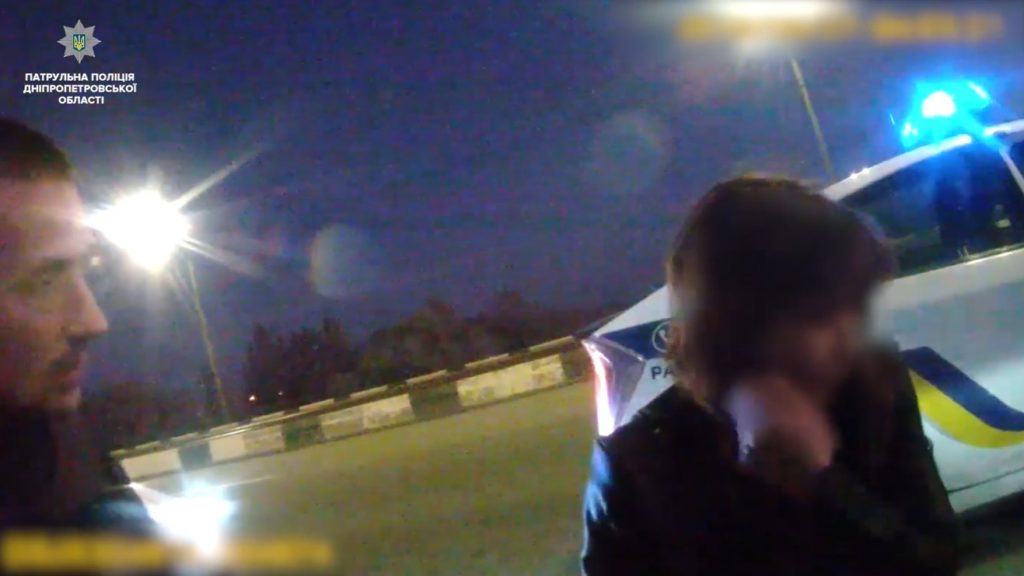 У Дніпрі жінка намагалася стрибнути з моста: відео порятунку самогубці