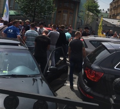 Євробляхери перекрили вулицю Грушевського в Києві та влаштували бійку