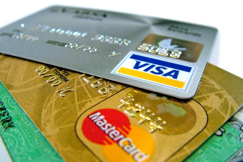 Вінтажні карти від Приват24 і Visa: створено функцію зміни дизайну платіжних карток