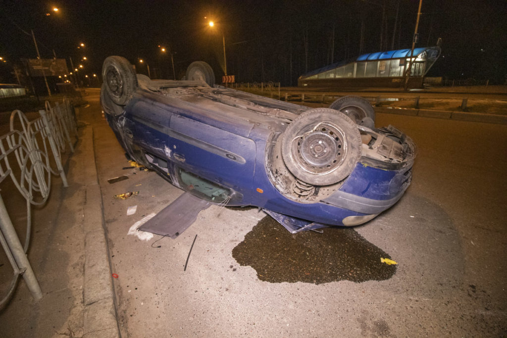 У Києві на великій швидкості кілька разів перевернувся автомобіль: відео моменту ДТП