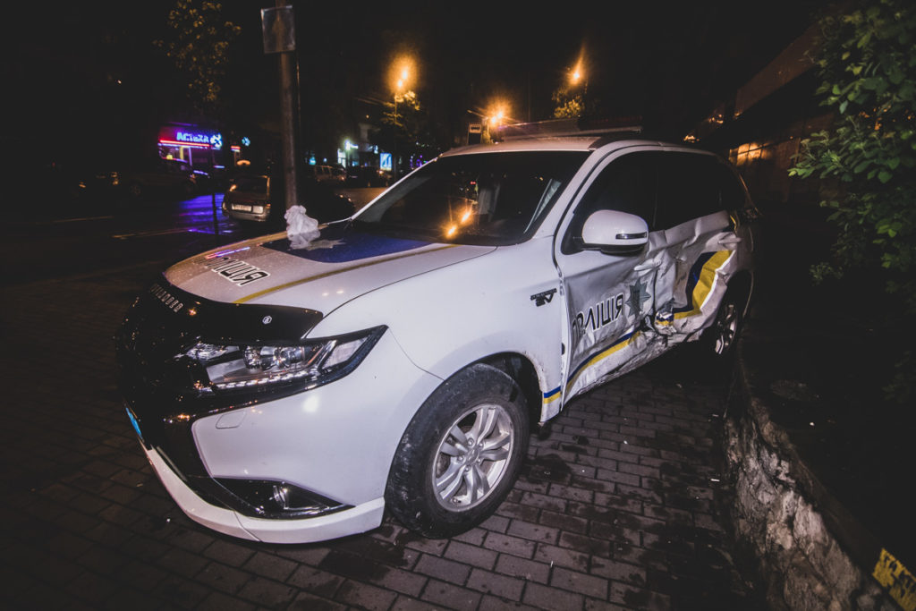 В Киеве легковушка врезалась в полицейский автомобиль: первые подробности и фото