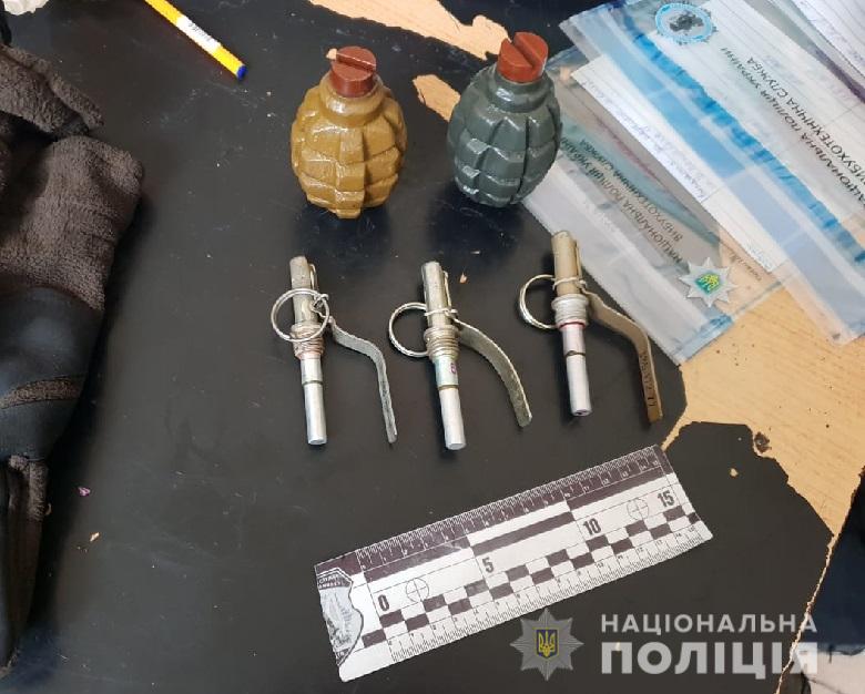 У київській підземці чоловік намагався перевезти гранату