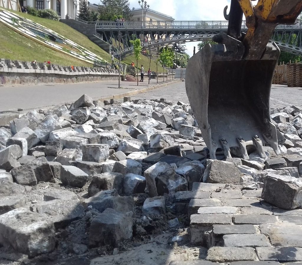 У Києві на Інститутський знову знімають бруківку
