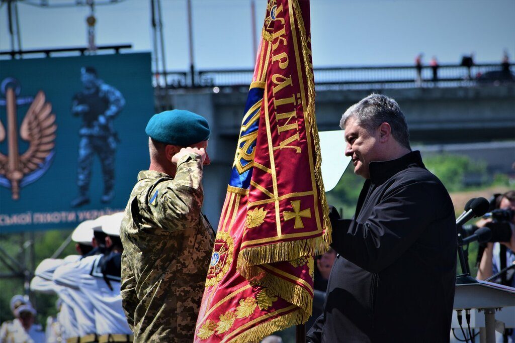 Дякую вам за відвагу та героїзм: Порошенко привітав морських піхотинців з професійним святом