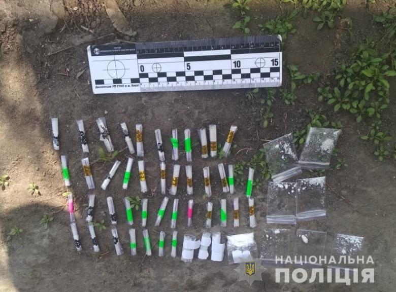 Дощ з наркотиків: у Києві чоловік позбувся речових доказів, викинувши їх у вікно