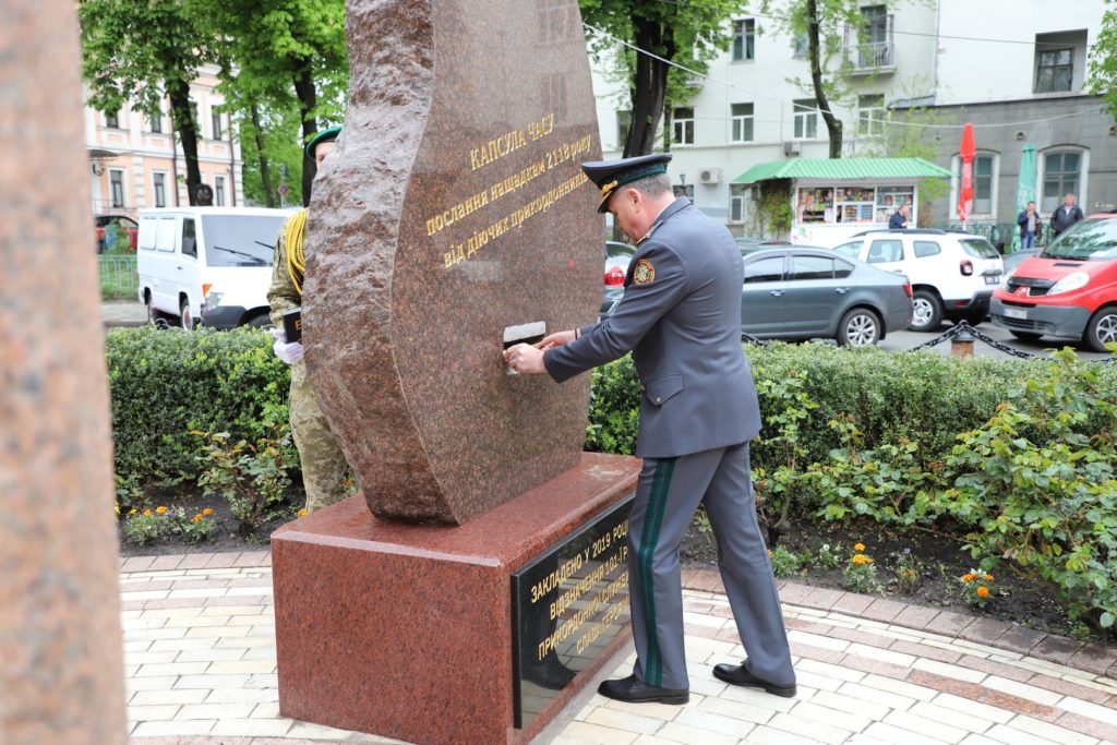 Відкрити через 100 років: у Києві заклали капсулу часу для майбутніх прикордонників