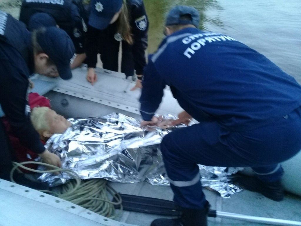 У Києві водолази ДСНС врятували жінку, як зістрибнула з мосту в Дніпро