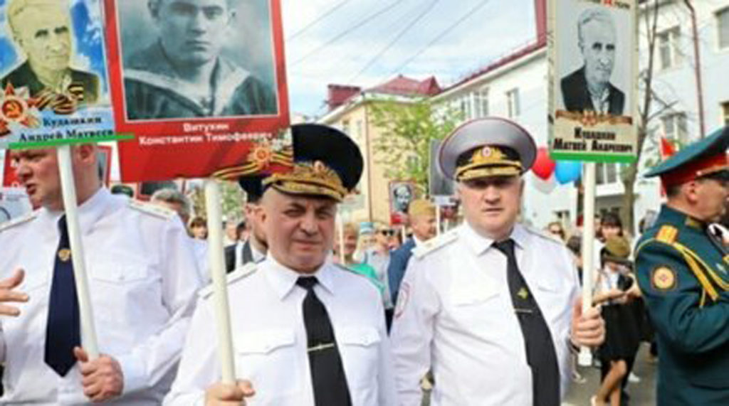 Дідів не вистачає на всіх: прокурор, генерал і єпископ пронесли однакове фото на “Безсмертному полку” в РФ