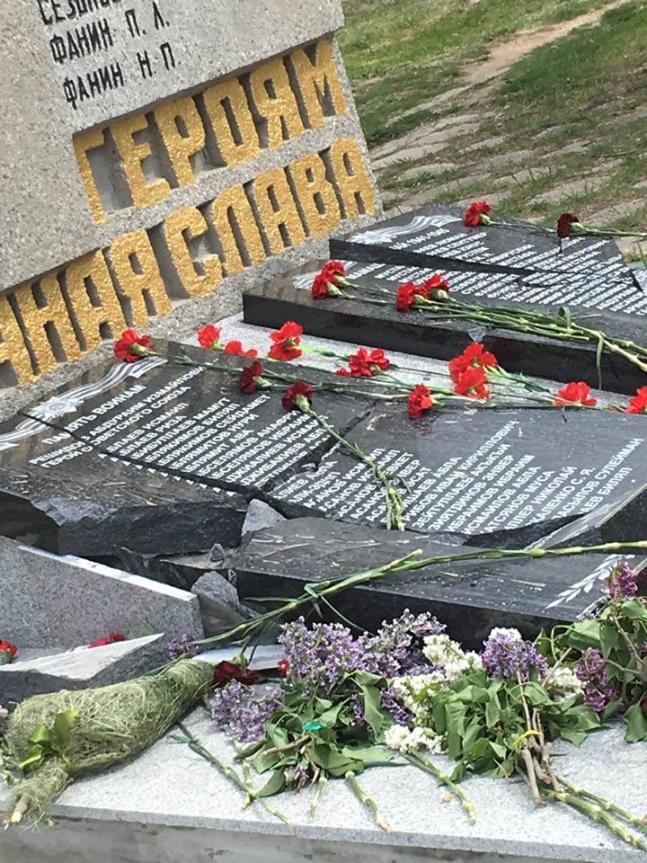 В окупованому Криму розбили гранітні плити пам’ятника з іменами загиблих кримських татар
