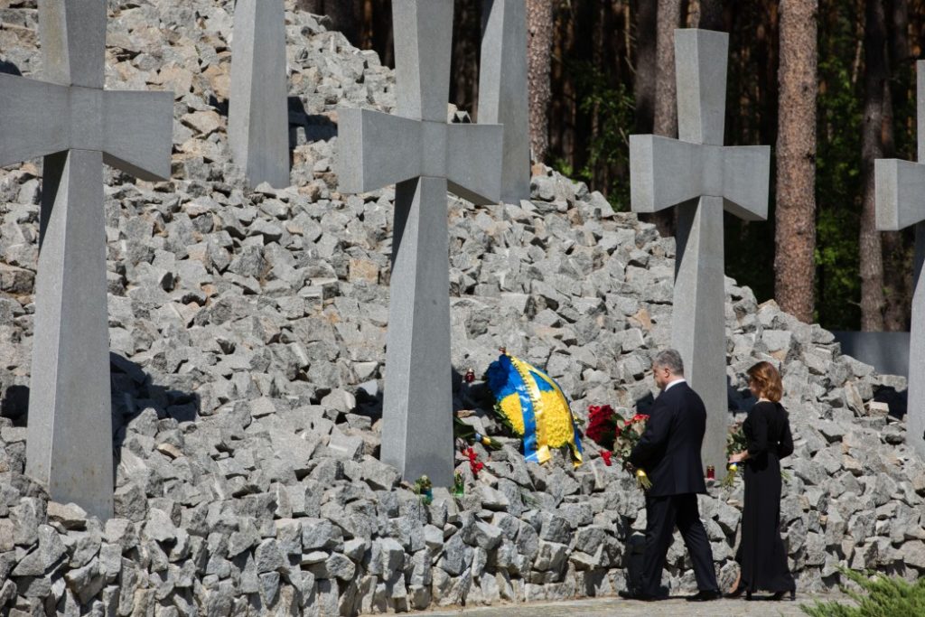 Українська незалежність і наша свобода оплачені занадто дорогою ціною – Порошенко
