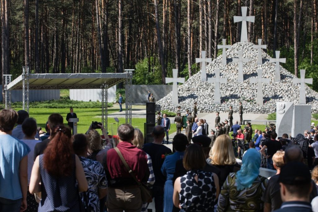 Трагедія комуністичного терору має стати надійним запобіжником від спроб реанімувати “русский мир” на нашій землі – Порошенко